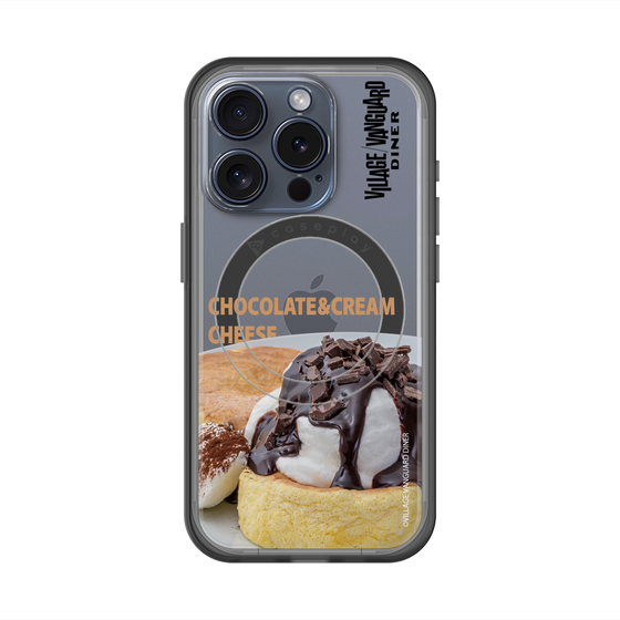スリムプロテクションプレミアムケース with MagSafe［ ヴィレッジヴァンガードダイナー - チョコレート&クリームチーズパンケーキ ］