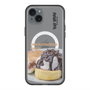 スリムプロテクションプレミアムケース with MagSafe［ ヴィレッジヴァンガードダイナー - チョコレート&クリームチーズパンケーキ ］