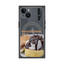 プレミアムスクエアケース with MagSafe［ ヴィレッジヴァンガードダイナー - チョコレート&クリームチーズパンケーキ ］
