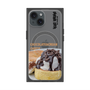 プレミアムスクエアケース with MagSafe［ ヴィレッジヴァンガードダイナー - チョコレート&クリームチーズパンケーキ ］