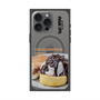 プレミアムスクエアケース with MagSafe［ ヴィレッジヴァンガードダイナー - チョコレート&クリームチーズパンケーキ ］
