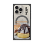 プレミアムスクエアケース with MagSafe［ ヴィレッジヴァンガードダイナー - チョコレート&クリームチーズパンケーキ ］