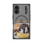 プレミアムスクエアケース with MagSafe［ ヴィレッジヴァンガードダイナー - チョコレート&クリームチーズパンケーキ ］