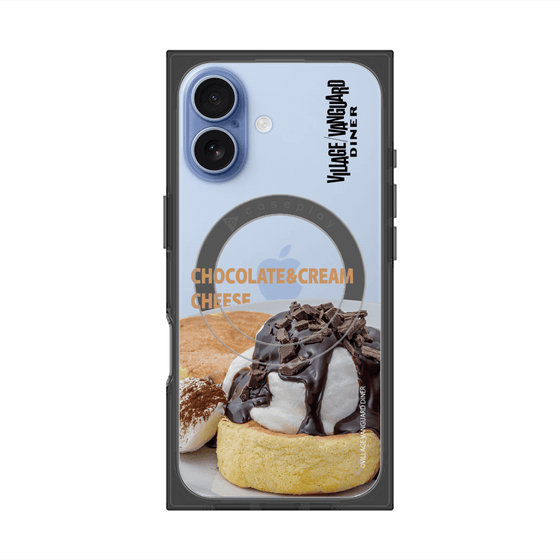 プレミアムスクエアケース with MagSafe［ ヴィレッジヴァンガードダイナー - チョコレート&クリームチーズパンケーキ ］