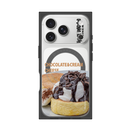 プレミアムスクエアケース with MagSafe［ ヴィレッジヴァンガードダイナー - チョコレート&クリームチーズパンケーキ ］