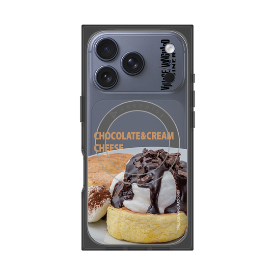 プレミアムスクエアケース with MagSafe［ ヴィレッジヴァンガードダイナー - チョコレート&クリームチーズパンケーキ ］