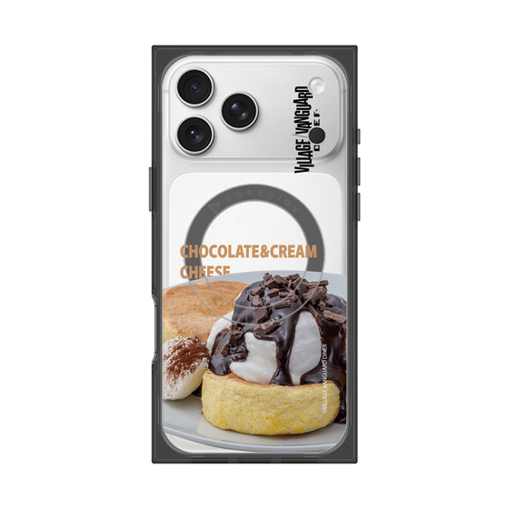 プレミアムスクエアケース with MagSafe［ ヴィレッジヴァンガードダイナー - チョコレート&クリームチーズパンケーキ ］