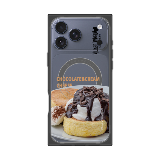 プレミアムスクエアケース with MagSafe［ ヴィレッジヴァンガードダイナー - チョコレート&クリームチーズパンケーキ ］