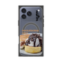 プレミアムスクエアケース with MagSafe［ ヴィレッジヴァンガードダイナー - チョコレート&クリームチーズパンケーキ ］