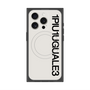 プレミアムスクエアケース with MagSafe［ 1PIU1UGUALE3 - ロゴ vertical - ホワイト ］