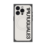 プレミアムスクエアケース with MagSafe［ 1PIU1UGUALE3 - ロゴ vertical - ホワイト ］
