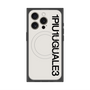 プレミアムスクエアケース with MagSafe［ 1PIU1UGUALE3 - ロゴ vertical - ホワイト ］