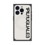 プレミアムスクエアケース with MagSafe［ 1PIU1UGUALE3 - ロゴ vertical - ホワイト ］