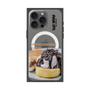 プレミアムスクエアケース with MagSafe［ ヴィレッジヴァンガードダイナー - チョコレート&クリームチーズパンケーキ ］