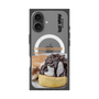 プレミアムスクエアケース with MagSafe［ ヴィレッジヴァンガードダイナー - チョコレート&クリームチーズパンケーキ ］