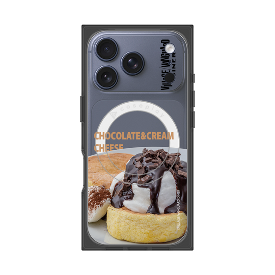 プレミアムスクエアケース with MagSafe［ ヴィレッジヴァンガードダイナー - チョコレート&クリームチーズパンケーキ ］