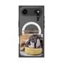 プレミアムスクエアケース with MagSafe［ ヴィレッジヴァンガードダイナー - チョコレート&クリームチーズパンケーキ ］