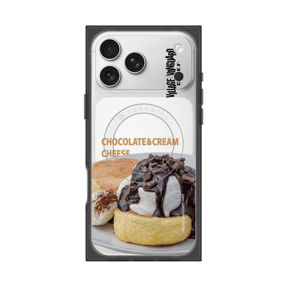 プレミアムスクエアケース with MagSafe［ ヴィレッジヴァンガードダイナー - チョコレート&クリームチーズパンケーキ ］