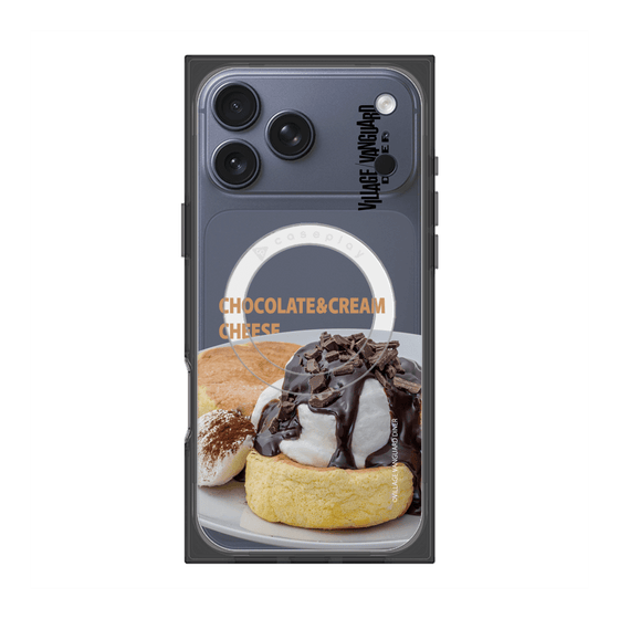 プレミアムスクエアケース with MagSafe［ ヴィレッジヴァンガードダイナー - チョコレート&クリームチーズパンケーキ ］