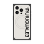 プレミアムスクエアケース with MagSafe［ 1PIU1UGUALE3 - ロゴ vertical - ホワイト ］