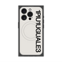 プレミアムスクエアケース with MagSafe［ 1PIU1UGUALE3 - ロゴ vertical - ホワイト ］