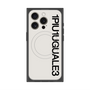 プレミアムスクエアケース with MagSafe［ 1PIU1UGUALE3 - ロゴ vertical - ホワイト ］