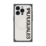 プレミアムスクエアケース with MagSafe［ 1PIU1UGUALE3 - ロゴ vertical - ホワイト ］